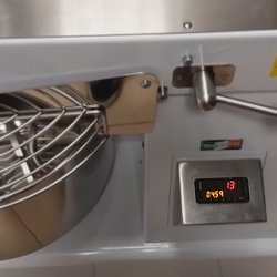 Amasadora de espiral monofásica para masas de alta hidratación con cuba fija GRE50. Capacidad 36KG y 13 velocidades